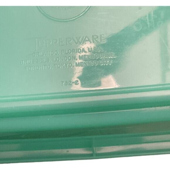 Tupperware #782-2 Jadeite Green Celery Bread Veggie Keeper Box & Lid #784-1 - Picture 4 of 5